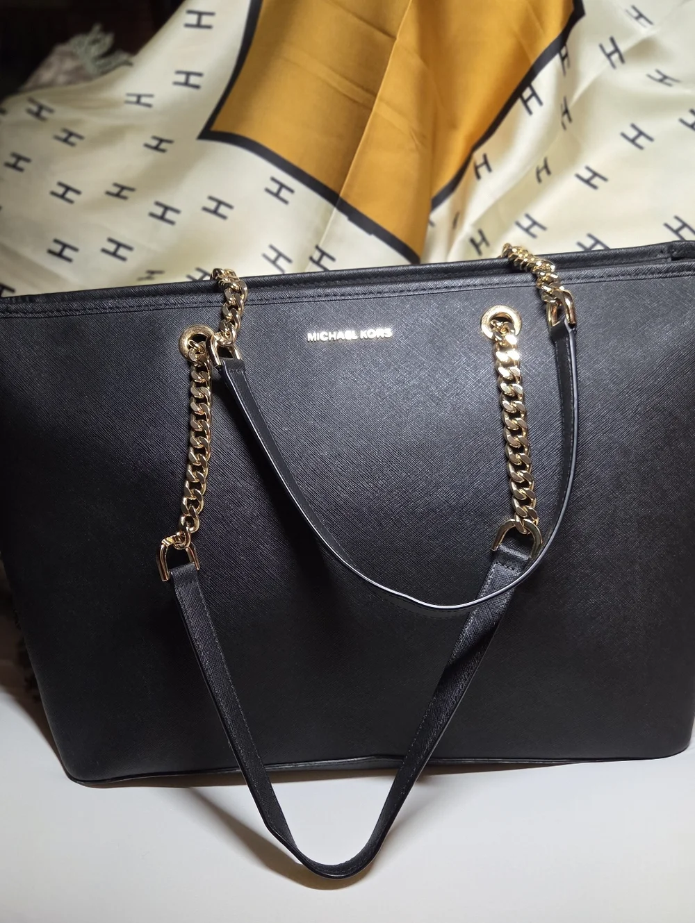 Michael Kors Jet Set Travel Tote - Picture 15 of 15